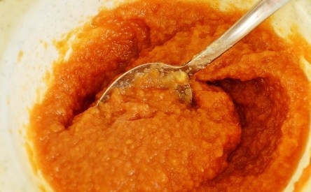 1. Этап. Творожные улитки: Яблоки в духовке готовим до мягкости. Дальше их остудим немного, достанем мякоть. Сделаем пюре с помощью вилки, которое затем смешаем с сахаром и корицей.