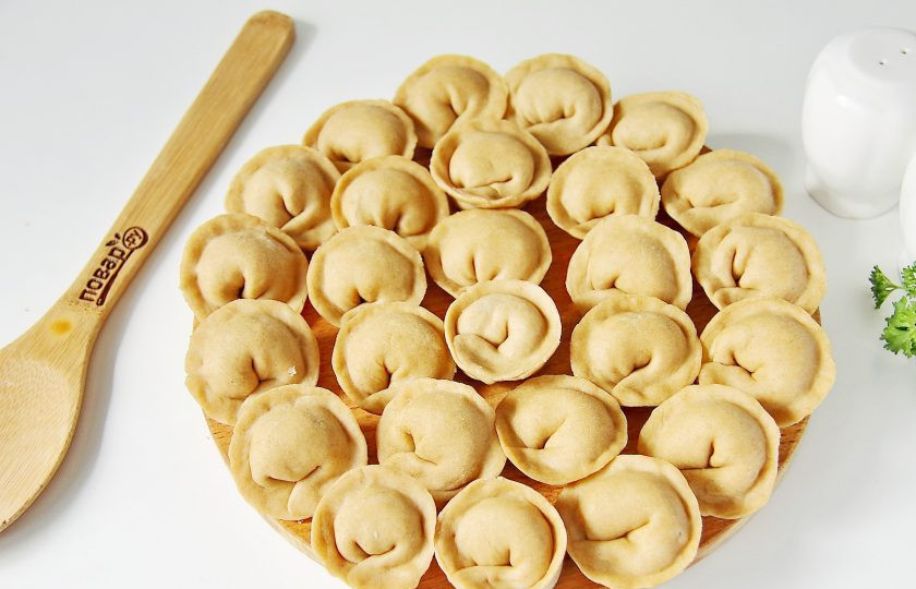 1. Этап. Пельмени из цельнозерновой муки: Таким образом необходимо налепить все пельмени. Их можно заморозить впрок или сразу отварить в кипящей подсоленной воде в течение 5-7 минут, в зависимости от размера.