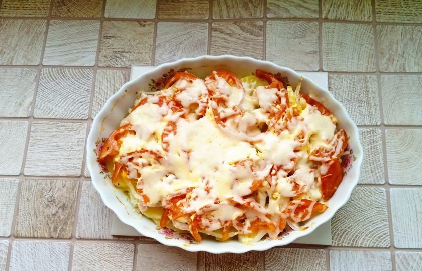 1. Этап. Курица по-французски с картошкой: Когда блюдо будет готово, достаньте его из духовки и посыпьте тертым сыром. Снова поставьте в горячую духовку на несколько минут, пока сыр не расплавится.