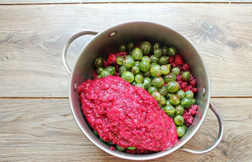 1. Этап. Варенье Ассорти из смородины, малины и крыжовника: Добавьте к ягодам пюре из смородины, перемешайте.