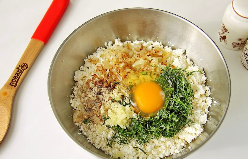 1. Этап. Курзе с творогом: Добавьте к творогу обжаренный лук, яйцо, измельченный укроп, пропущенный через пресс чеснок, соль и перец по вкусу.