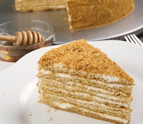 1. Этап. Медовик простой: 15. Настаивайте торт около 8 часов в холодильнике, а затем наслаждайтесь выпечкой. Приятного чаепития!