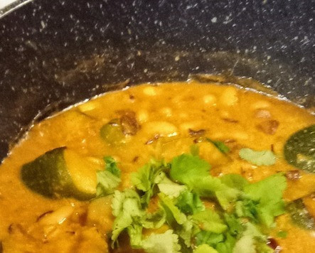 1. Этап. Карри из цуккини и белой фасоли: Добавить кинзу. Полить лимонным соком. Подавать с рисом (желательно басмати).