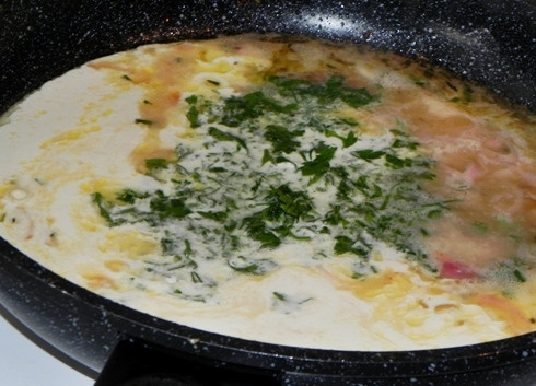 1. Этап. Куриная грудка с розмарином: Нарежьте мелко чеснок, лук, обжарьте все на той же сковороде до прозрачности. Затем влейте вино, минут 5 до половины выпаривайте на сильном огне. Влейте стакан сливок, добавьте петрушку. Выпарите приблизительно половину жидкости, постоянно помешивая.