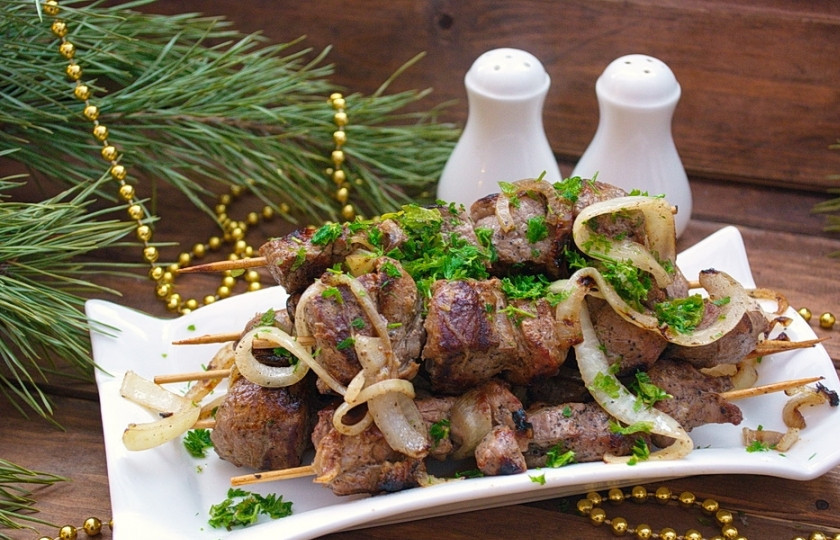 1. Этап. Шишкебек: Вкусный шашлык будет готов у вас дома. Гриль придает ему аромат костра.