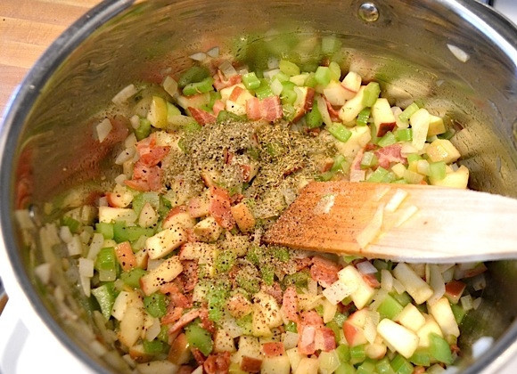 1. Этап. Запеченная индейка кусочками: 5. После приготовления овощей выключите огонь и добавьте тимьян, шалфей, соль и перец.