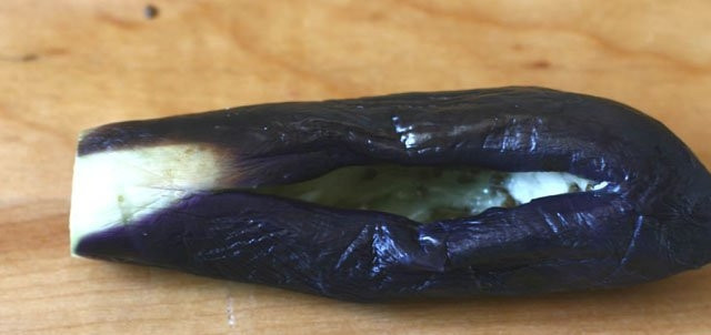 1. Этап. Азербайджанская долма Три сестры: 2. В кастрюлю наливаю воду, довожу её до кипения, после этого опускаю баклажаны в воду и варю их 2 минуты. Достаю и кладу овощи на тарелку. Как только остынут, вычищаю ложкой их мякоть.