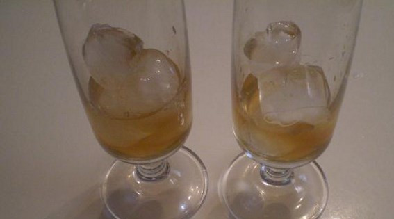 1. Этап. Коктейль с оливкой: Наливаем сначала коньяк.