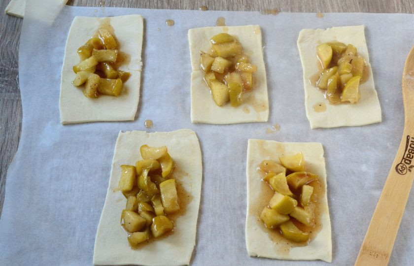 1. Этап. Кармашки с яблочными пирожками: На половину прямоугольников положите яблочную начинку, оставляя по краям примерно 5-7 мм.