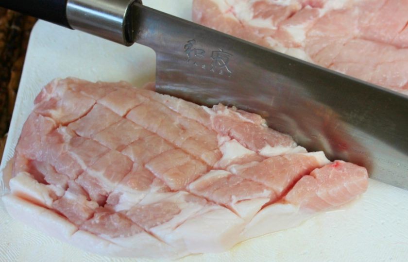 1. Этап. Свиная корейка с розмарином и чесноком в духовке: На каждом кусочке мяса делаем надрезы вдоль и поперек, как на фото.