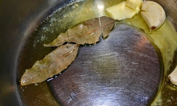 1. Этап. Рагу из говядины в тыкве по-аргентински: Разогреваем растительное масло с лавровым листом и чесноком.