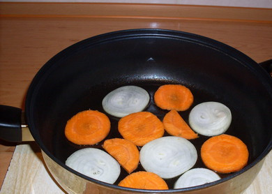 1. Этап. Тушеная рыба в майонезе: 3. Точно также поступаем с луком и морковью. Наша задача - сделать 