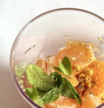 1. Этап. Смузи Зимние витамины: Добавить клементины/мандарины, листики мяты, куркуму, чёрный перец и имбирь. Пробить в пюре.