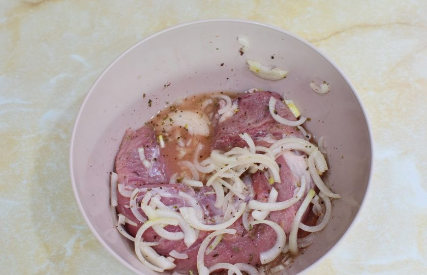 1. Этап. Свиная вырезка с яблоками и корицей: В миске смешайте нарезанный лук с корицей, солью и специями. Влейте яблочный сок и растительное масло. В получившемся соусе замаринуйте мясо и оставьте постоять на 1-2 часа.