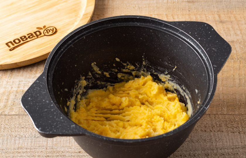 1. Этап. Пюре из репы: Разомните репу с картофелем толкушкой. Посолите и поперчите по вкусу.