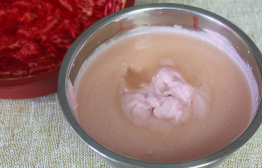 1. Этап. Малиновый торт Летний: Желатин предварительно замачиваем в воде. Когда он немного набухнет, нагреваем до температуры 70 градусов. Горячий желатин выливаем в крем и все хорошо перемешиваем.