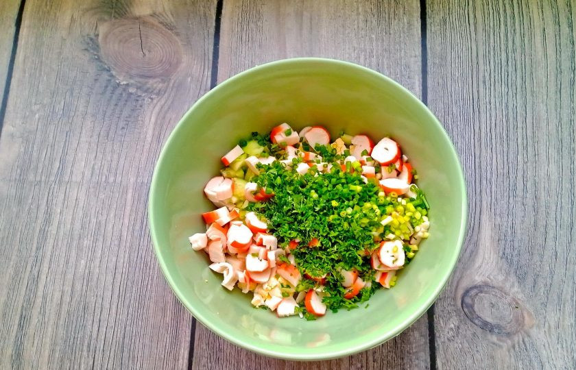 1. Этап. Салат из крабовых палочек с луком и зеленью: Зеленый лук и петрушку помойте, отряхните от воды и мелко нарежьте.