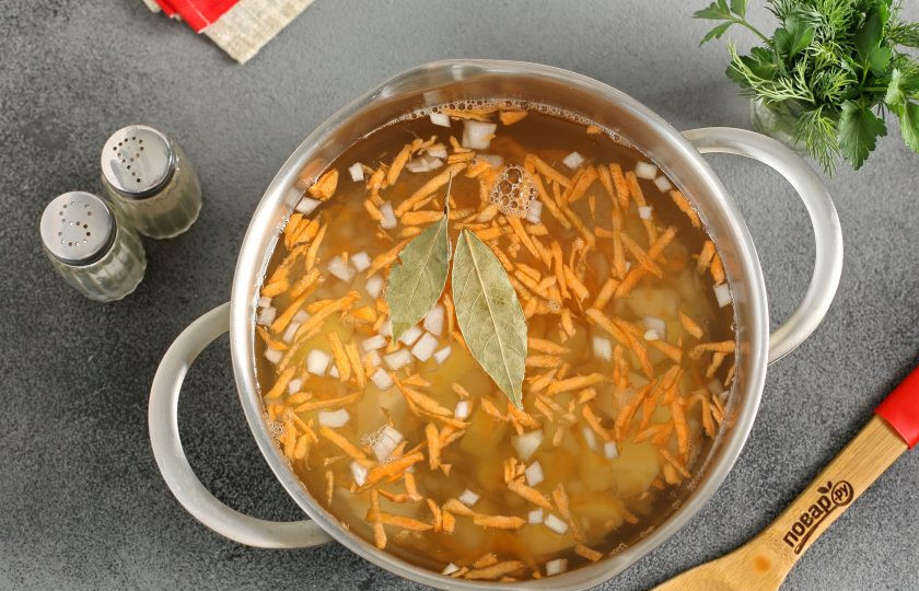 1. Этап. Рисовый диетический суп: Налейте бульон или воду. Посолите, добавьте лавровый лист и варите до полной готовности всех ингредиентов.