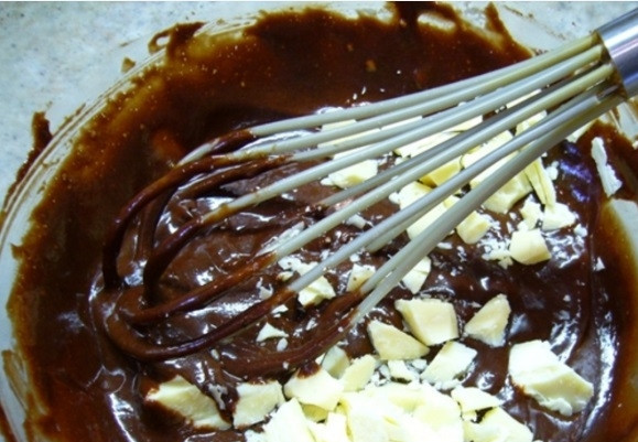 1. Этап. Кофейный кекс в микроволновке: Шоколад раздробите на мелкие кусочки и также добавьте к тесту. Ещё раз перемешайте венчиком.