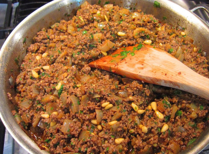 1. Этап. Баклажаны, фаршированные фаршем, в духовке: После этого добавляем к луку фарш, перемешиваем все, жарим фарш до золотистого цвета. В конце добавляем кедровые орехи, лимонный сок, томатную пасту, сахар, тамаринд, соль и перец по вкусу. Еще раз перемешиваем все, жарим фарш с луком 2 минуты, а затем снимаем сковороду с огня и добавляем в начинку петрушку.