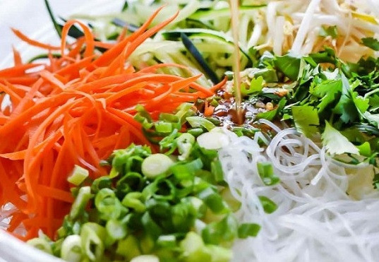 1. Этап. Вьетнамский салат с лапшой: 3. Соедините все ингредиенты в глубоком салатнике, влейте заправку.
