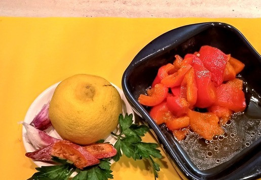 1. Этап. Креветки с перечным соусом: Остывший перец очистить от шкурки и семечек, сохранив сок. Произвольно нарезать.