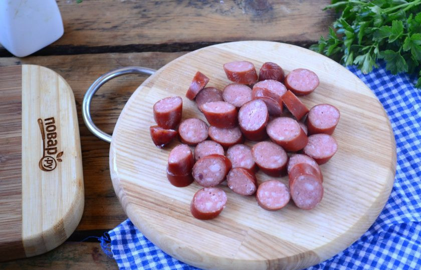 1. Этап. Охотничьи колбаски с картофелем и шампиньонами в горшочках: Охотничьи колбаски порежьте небольшими кусочками.