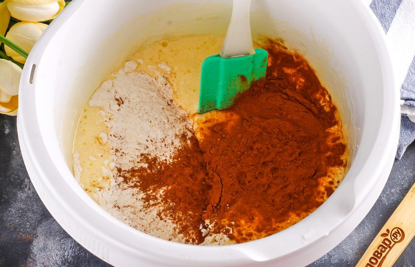 1. Этап. Шоколадный пирог с карамелью: Затем всыпьте пшеничную муку и какао-порошок. Аккуратно вмешайте сухие составляющие силиконовой лопаткой, но не взбивайте.