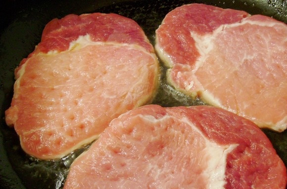 1. Этап. Отбивная с грибами и сыром: 3. На сковороду налить немного растительного масла и отправить туда мясо. Обжарить отбивные на сильном огне с двух сторон, чтобы запечатать внутри все мясные соки.