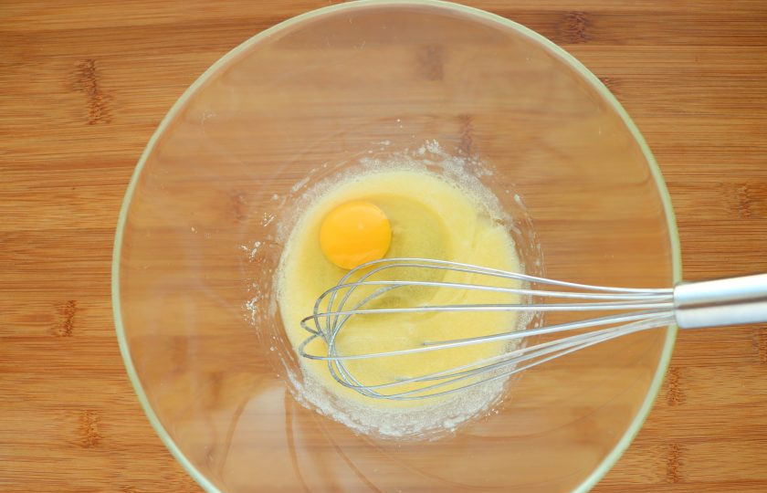 1. Этап. Овсяное печенье с черносливом: Добавьте яйцо и перемешайте.