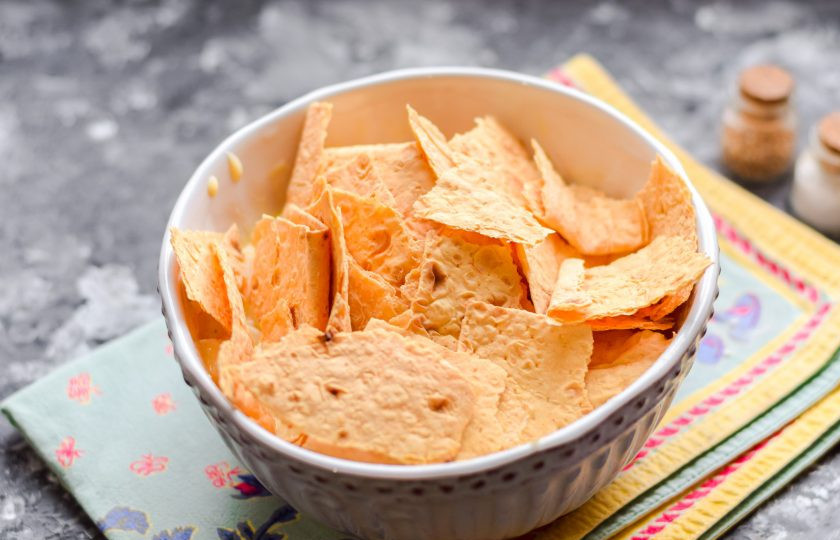 1. Этап. Запеканка с адыгейским сыром: Лаваш порвите небольшими кусочками, добавьте в миску ко всем ингредиентам, хорошо перемешайте.