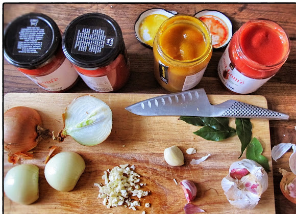 1. Этап. Соус Наполетана: 1. Тщательно измельчим чеснок и лук. Лавровый лист перетираем в порошок и смешиваем с солью.