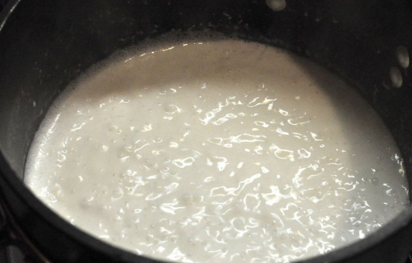 1. Этап. Том кха кай: Когда закипит, добавьте пару ломтиков имбиря и пару кусочков лемонграсса.