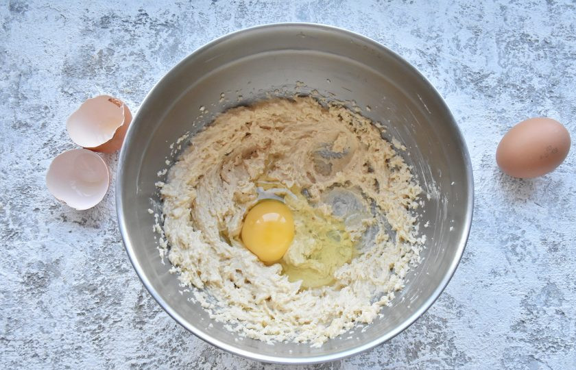 1. Этап. Кексовый кулич на Пасху: Продолжая взбивание, поочередно вбейте яйца. Каждое последующее яйцо добавляйте после полного вмешивания предыдущего.