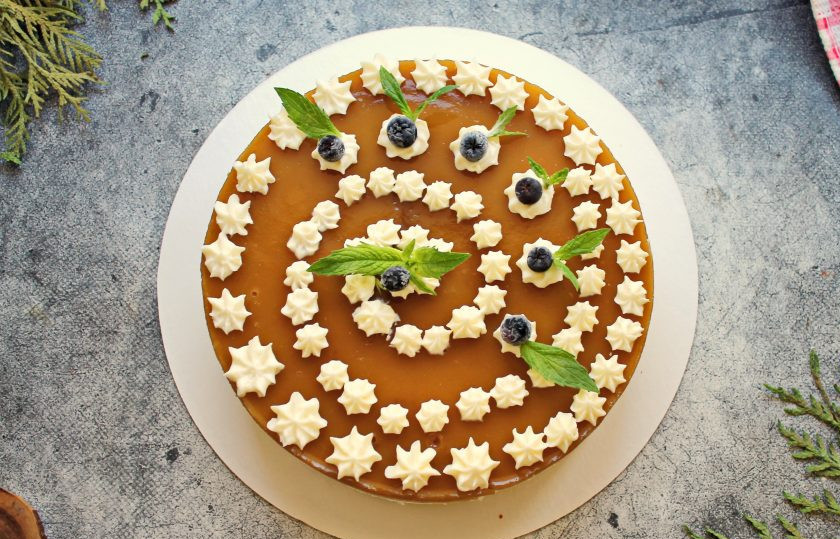 1. Этап. Муссовый торт с манго: Достаньте торт из кольца, украсьте оставшимся кремом и по своему усмотрению.