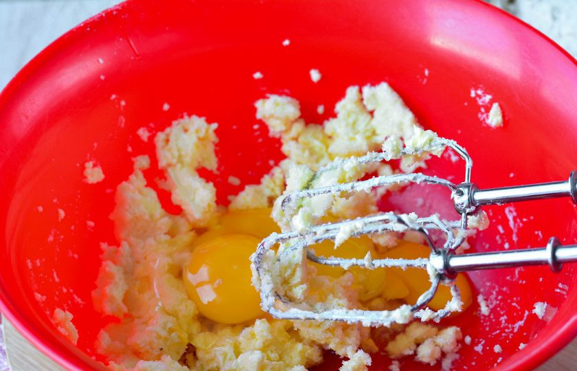 1. Этап. Кекс без разрыхлителя: Вбейте яйца и продолжайте взбивать тесто.