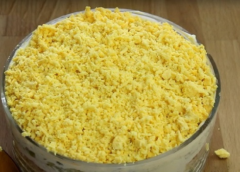 1. Этап. Салат из тунца и яиц: И последним слоем у нас будут измельченные желтки.