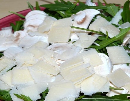 1. Этап. Салат с сырыми шампиньонами: Добавьте грибы, сыр, оливковое масло, соль, лимонный сок.