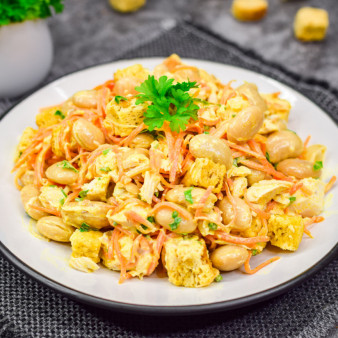 Салат Обжорка с фасолью, курицей и сухариками