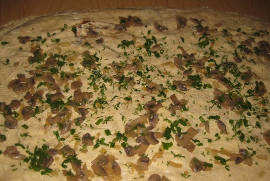 1. Этап. Рулет из лаваша с майонезом: 5. Сверху накрыть вторым листом, предварительно его тоже промазав майонезом. Добавить жареные грибочки. Можно поперчить по вкусу немного или добавить ароматные травы. Плотно прижать и свернуть рулет. Чтобы он хорошо держал форму, его можно завернуть в пищевую фольгу и отправить в холодильник на пару часов.