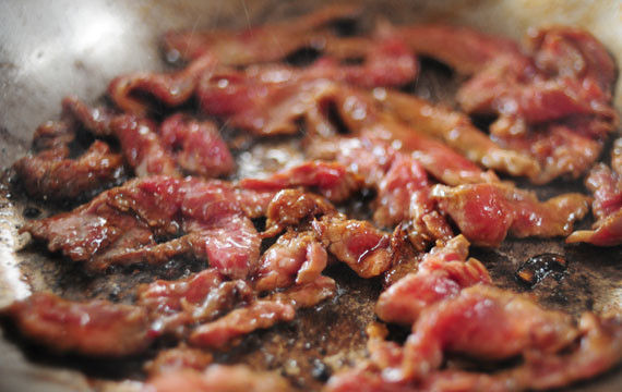 1. Этап. Мясо в соевом соусе: 7. Овощи снять со сковороды и отправить туда мясо. Знаете, как сделать мясо в соевом соусе сочным? Нужно обжарить его буквально пару минут, чтобы появилась корочка.