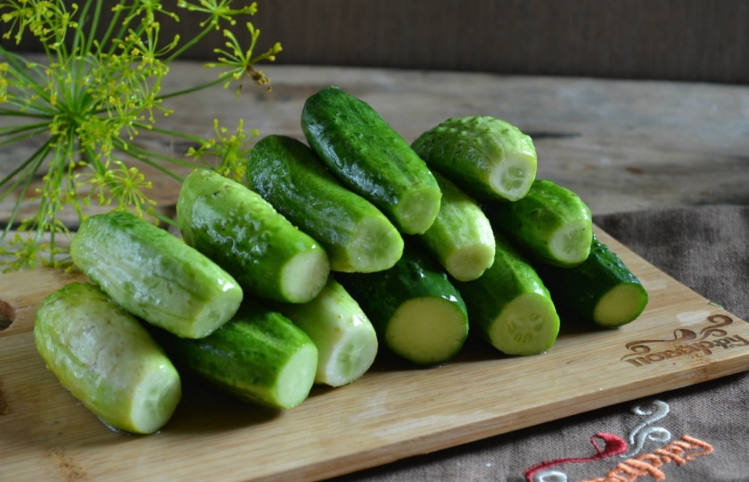 1. Этап. Соленые огурцы без закатки: У огурцов обрежьте кончики, чтобы они хорошо проквасились.