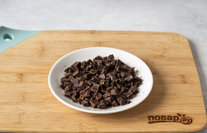 1. Этап. Веганский ганаш: Шоколад мелко порубите ножом.