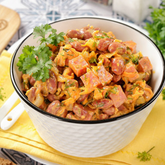 Салат с фасолью, морковью и колбасой