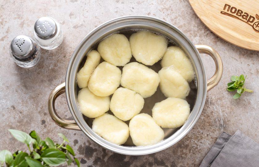 1. Этап. Постные ленивые вареники: Отварите вареники в кипящей подсоленной воде, пока они не всплывут. Примерно 5-6 минут.
