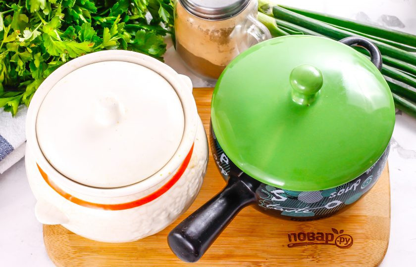 1. Этап. Пельмени по-царски: Накройте горшочки крышками или фольгой, поместите в духовку на 15 минут. Аккуратно извлеките после запекания, чтобы не обжечься.