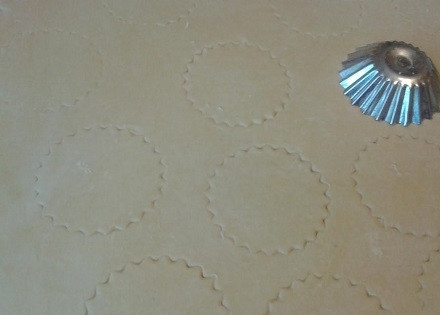 1. Этап. Закрытые тарталетки с курицей и грибами: Раскатываем тесто в пласт толщиной примерно 4 мм. И формочкой для будущих тарталеток намечаем заготовки.