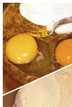 1. Этап. Безглютеновый закусочный кекс: Добавить яйца и сметану, размешать вилочкой - миксер в этом рецепте не нужен. К смеси добавить кукурузную манку, перемешать, и оставить набухнуть минут на 15.