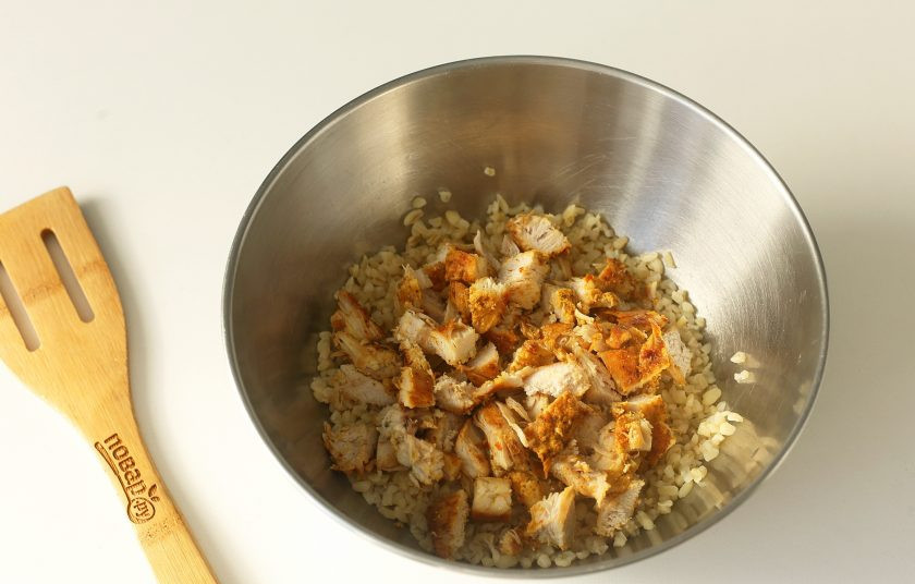 1. Этап. Салат с булгуром и курицей: Добавьте нарезанную кубиками обжаренную грудку.