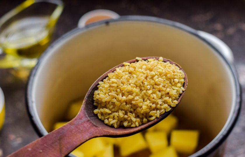 1. Этап. Постный томатный суп: В кастрюлю переложите картофель, добавьте булгур. Влейте следом воду, варите 20 минут.